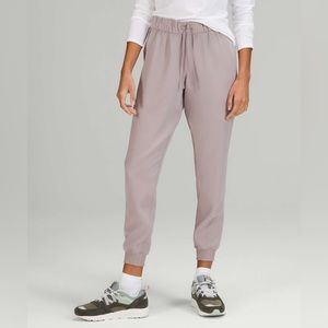 Lululemon On the Fly Jogger Woven size 4/6 Dark Chrome DKCH